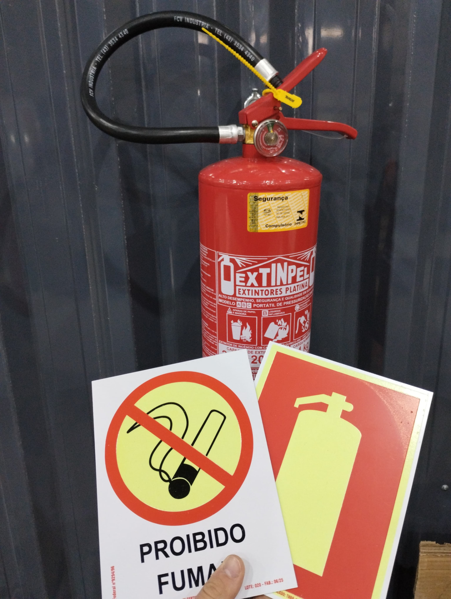 Sinalização de emergência — Placas fotoluminescentes conforme a ABNT NBR 13434.